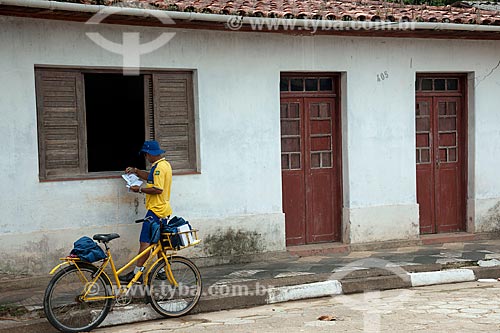  Subject: Postman delivering correspondence in residence / Place: Sete Barras city - Sao Paulo state (SP) - Brazil / Date: 02/2012 