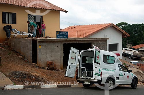  Subject: Ambulance of medical service of prefecture of Cajati city bailing sick on the periphery of the city / Place: Cajati city - Sao Paulo state (SP) - Brazil / Date: 01/2012 