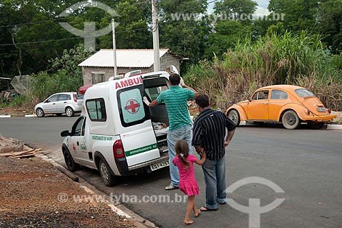  Subject: Ambulance of medical service of prefecture of Cajati city bailing sick on the periphery of the city / Place: Cajati city - Sao Paulo state (SP) - Brazil / Date: 01/2012 