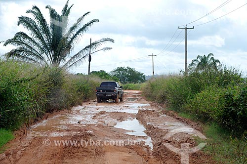  Subject: Car on dirt road in rural zone of municipality of Acailandia / Place: Acailandia city - Maranhao state (MA) - Brazil / Date: 05/2012 