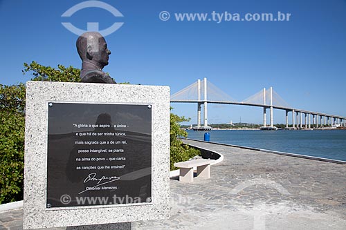  Subject: Bust of Othoniel Menezes - Potiguar poet and writer - with the Newton Navarro Bridge in the background / Place: Natal city - Rio Grande do Norte state (RN) - Brazil / Date: 07/2012 