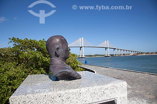  Subject: Bust of Othoniel Menezes - Potiguar poet and writer - with the Newton Navarro Bridge in the background / Place: Natal city - Rio Grande do Norte state (RN) - Brazil / Date: 07/2012 