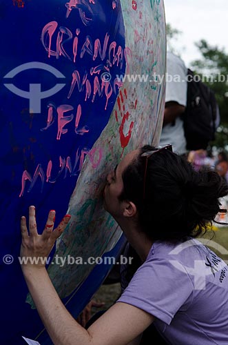  Subject: Participant of the Peoples Summit during Rio+20 kissing the ball representing the globe / Place: Rio de Janeiro city - Rio de Janeiro state (RJ) - Brazil / Date: 07/2012 