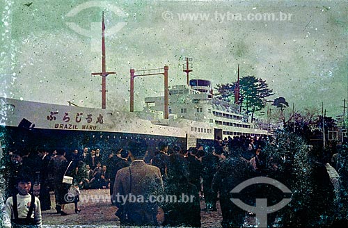  Boarding of Japanese emigrants in the first trip to Brazil in Brazil Maru second ship in the Port of Kobe - Japan - The first version of the ship sank in 1942 during World War II. The second version became one of the last ships carrying Japan  - Kobe city - Hyogo province - Japan