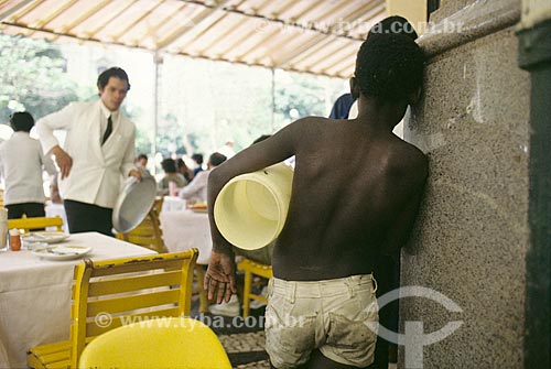  Subject: Street boy observing customers at the restaurant / Place: Rio de Janeiro city - Rio de Janeiro state (RJ) - Brazil / Date: Década de 90 
