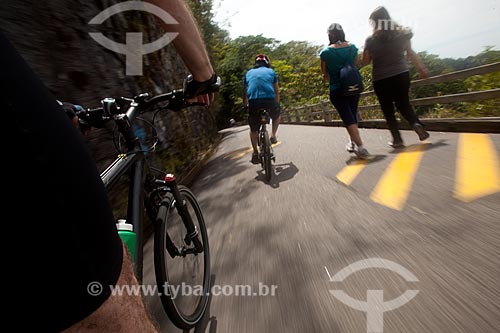  Subject: Cyclists and and pedestrians on the road of Paineiras / Place: Rio de Janeiro city - Rio de Janeiro state (RJ) - Brazil / Date: 12/2011 