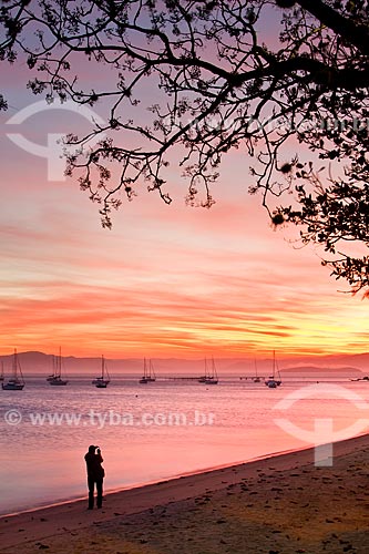  Subject: Silhouette of a man taking pictures of Santo Antonio de Lisboa Beach at sunset  / Place: Florianopolis city - Santa Catarina state (SC) - Brazil / Date: 08/2012 