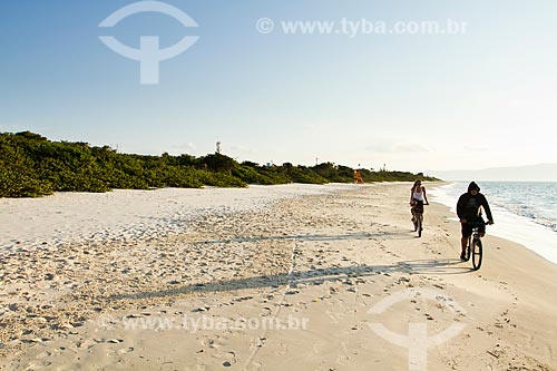  Subject: Couple riding bicycles on Daniela Beach / Place: Florianopolis city - Santa Catarina state (SC) - Brazil / Date: 08/2012 