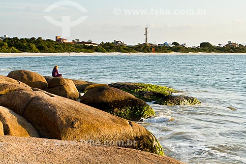  Subject: Woman sitting on a rock in Daniela Beach / Place: Florianopolis city - Santa Catarina state (SC) - Brazil / Date: 08/2012 