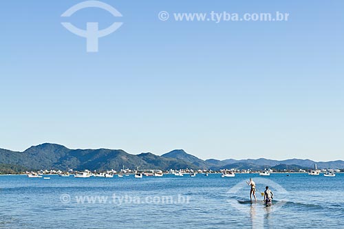  Subject: Young woman paddling stand up paddle surf at Ponta das Canas Beach  / Place: Ponta das Canas neighborhood - Santa Catarina state (SC) - Brazil / Date: 09/2012 