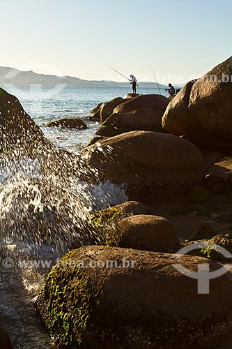  Subject: Men fishing on rocks at Ponta das Canas Beach / Place: Ponta das Canas neighborhood - Santa Catarina state (SC) - Brazil / Date: 09/2012 