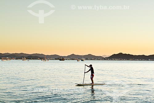  Subject: Man paddling stand up paddle surf at Ponta das Canas Beach  / Place: Ponta das Canas neighborhood - Santa Catarina state (SC) - Brazil / Date: 09/2012 