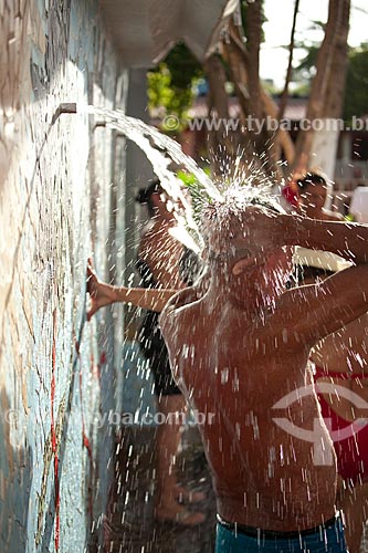  Subject: People taking shower on a thermal water source and therapeutic in Caldas do Jorro -  Health resorts in the backwoods of Bahia / Place: Tucano city - Bahia state (BA) - Brazil / Date: 06/2012 
