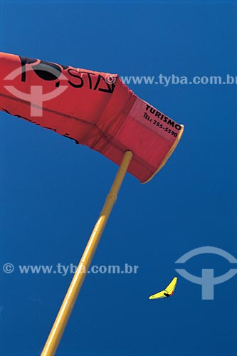  Subject: Biruta and hang glider in the background / Place: Sao Conrado neighborhood - Rio de Janeiro city - Rio de Janeiro state (RJ) - Brazil / Date: 2001 