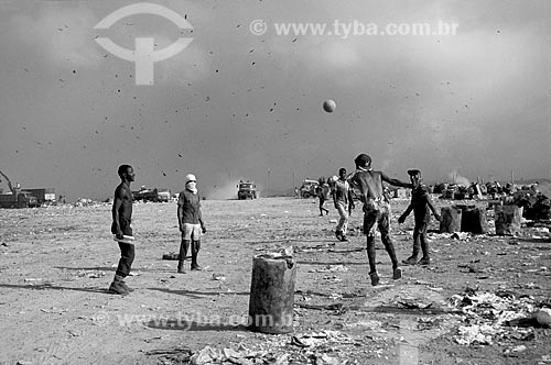  Subject: Collectors playing soccer in sanitary landfill / Place: Natal city - Rio Grande do Norte state (RN) - Brazil / Date: 02/2010 