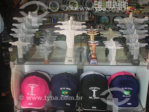  Subject: Shop window with statuettes and hats with images of Christ the Redeemer / Place: Rio de Janeiro city - Rio de Janeiro state (RJ) - Brazil / Date: 08/2007 