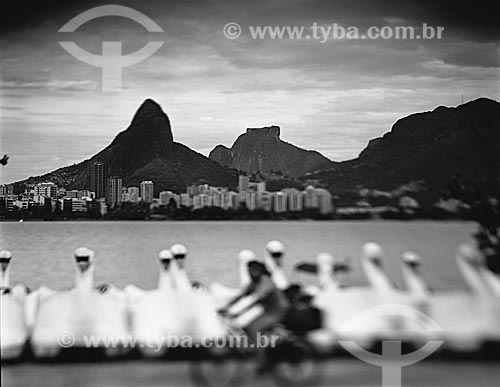  Subject: Cyclist in front of the paddle boat with the Rodrigo de Freitas Lagoon, Two Brothers Mountain and Rock of Gavea in the background / Place: Lagoa neighborhood - Rio de Janeiro city - Rio de Janeiro state (RJ) - Brazil / Date: 09/2012 