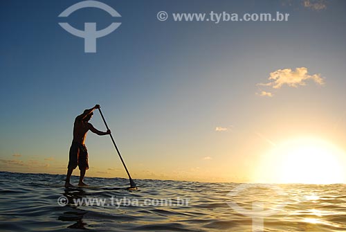  Subject: Man paddling stand up paddle surf at Farol Beach / Place: Salvador city - Bahia state (BA) - Brazil / Date: 08/2009 
