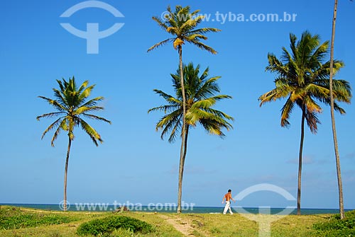  Subject: Man walking on Scar Reef Beach / Place: Camaçari city - Bahia state (BA) - Brazil / Date: 08/2009 