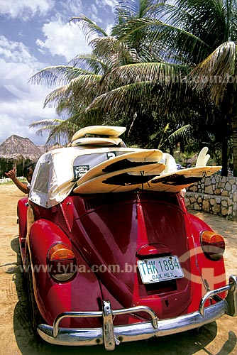  Subject: VW Beetle with surfboards on Zicatela Beach / Place: Puerto Escondido city - Oaxaca state - Mexico - North America / Date: 1998 