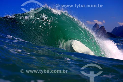  Subject: Wave on Leblon Beach with Two Brothers Mountain in the background / Place: Ipanema neighborhood - Rio de Janeiro city - Rio de Janeiro state (RJ) - Brazil / Date: 05/2009 