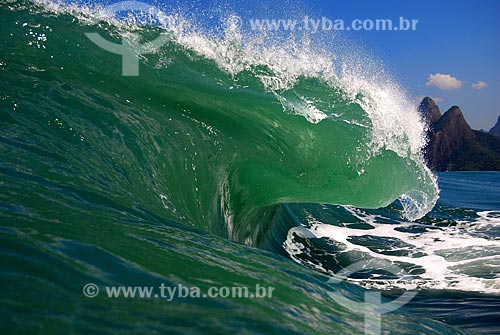  Subject: Wave on Leblon Beach with Two Brothers Mountain in the background / Place: Ipanema neighborhood - Rio de Janeiro city - Rio de Janeiro state (RJ) - Brazil / Date: 06/2007 