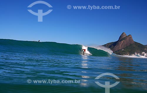  Subject: Surfer surfing at Ipanema Beach with Two Brothers Mountain in the background / Place: Ipanema neighborhood - Rio de Janeiro city - Rio de Janeiro state (RJ) - Brazil / Date: 05/2007 