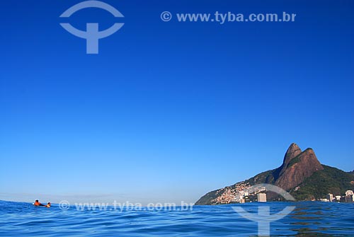  Subject: Surfer at Ipanema Beach with Two Brothers Mountain in the background / Place: Ipanema neighborhood - Rio de Janeiro city - Rio de Janeiro state (RJ) - Brazil / Date: 05/2007 