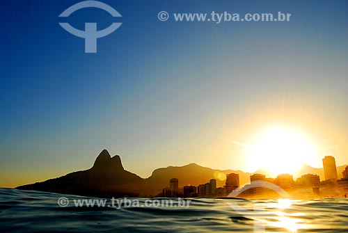  Subject: Sunset in the Ipanema beach - In the background Two Brothers Mountain / Place: Ipanema neighborhood - Rio de Janeiro city - Rio de Janeiro state (RJ) - Brazil / Date: 09/2009 