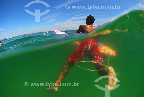  Subject: Surfer at Ipanema Beach / Place: Ipanema neighborhood - Rio de Janeiro city - Rio de Janeiro state (RJ) - Brazil / Date: 04/2008 