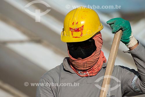  Subject: Detail of workers working in Construction of channel of approximation - Project of Integration of Sao Francisco River with the watersheds of Northeast setentrional / Place: Sertania city - Pernambuco state (PE) - Brazil / Date: 08/2012 