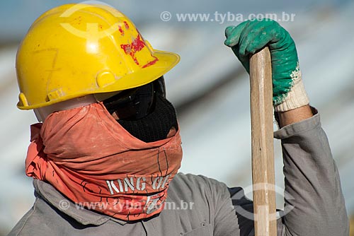  Subject: Detail of workers working in Construction of channel of approximation - Project of Integration of Sao Francisco River with the watersheds of Northeast setentrional / Place: Sertania city - Pernambuco state (PE) - Brazil / Date: 08/2012 