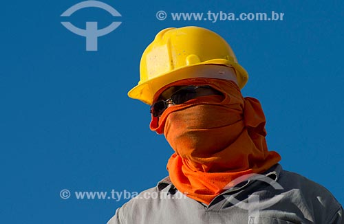  Subject: Detail of workers working in Construction of channel of approximation - Project of Integration of Sao Francisco River with the watersheds of Northeast setentrional / Place: Sertania city - Pernambuco state (PE) - Brazil / Date: 08/2012 