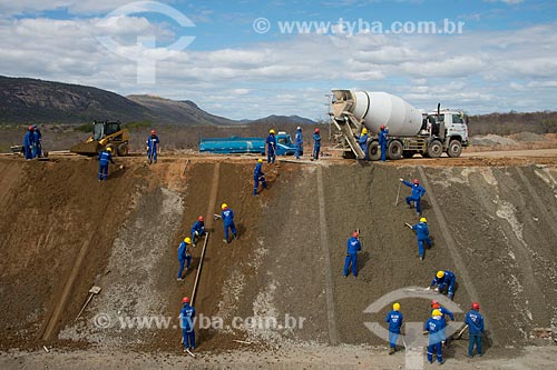 Subject: Workers putting soil cement in the channel on the lot 2 of north axis - Project of Integration of Sao Francisco River with the watersheds of Northeast setentrional / Place: Salgueiro city - Pernambuco state (PE) - Brazil / Date: 08/2012 