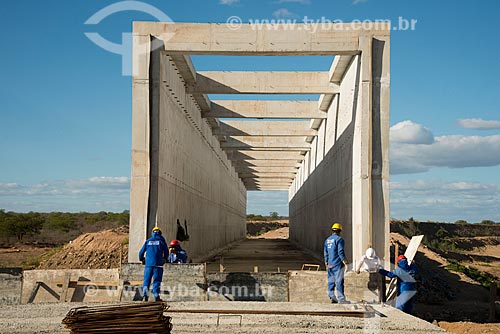  Subject: Laborers worked on the construction of the aqueduct on the lot 1 of north axis - Project of Integration of Sao Francisco River with the watersheds of Northeast setentrional / Place: Cabrobo city - Pernambuco state (PE) - Brazil / Date: 08/2 