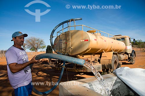  Subject: Cistern of house in rural zone of Salgueiro being supplied with water brought by water truck of Operation Pipa / Place: Salgueiro city - Pernambuco state (PE) - Brazil / Date: 08/2012 