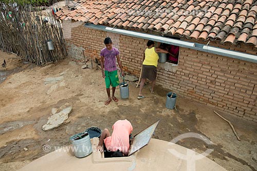  Subject: Population of the Verdejante city drawing water in cistern / Place: Verdejante city - Pernambuco state (PE) - Brazil / Date: 08/2012 