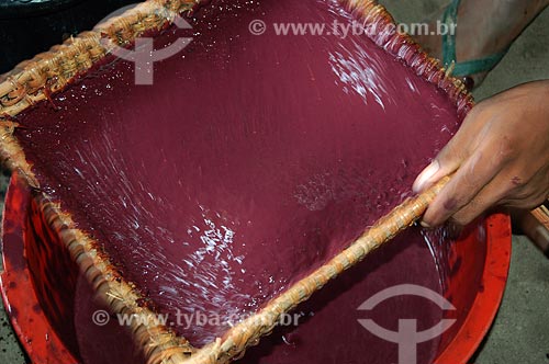  Subject: Person sieving acai pulp / Place: Para state (PA) - Brazil / Date: 02/2006 
