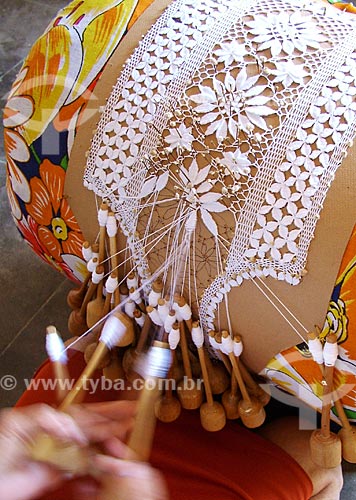  Subject: Artisan doing a bobbin lace / Place: Aquiraz city - Ceara state (CE) - Brazil / Date: 10/2004 