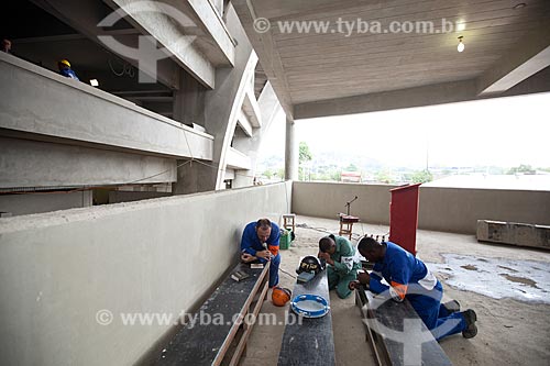  Subject: Men praying in evangelical cult during the lunch hour - workers  of the reform Journalist Mario Filho Stadium - also known as Maracana / Place: Maracana neighborhood - Rio de Janeiro state (RJ) - Brazil / Date: 10/2012 