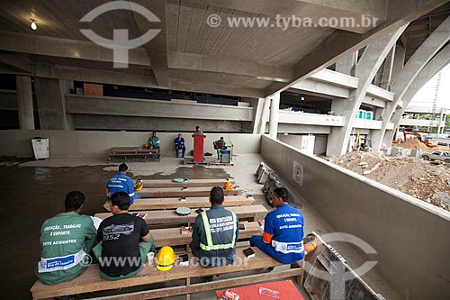  Subject: Men participating in evangelical cult during the lunch hour - workers  of the reform Journalist Mario Filho Stadium - also known as Maracana / Place: Maracana neighborhood - Rio de Janeiro state (RJ) - Brazil / Date: 10/2012 