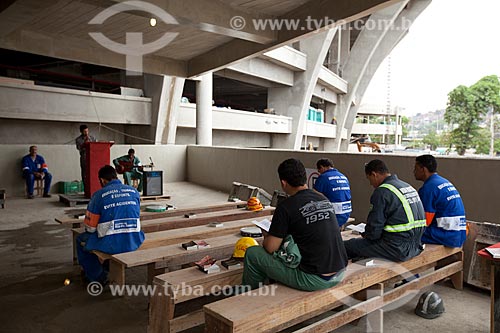  Subject: Men participating in evangelical cult during the lunch hour - workers  of the reform Journalist Mario Filho Stadium - also known as Maracana / Place: Maracana neighborhood - Rio de Janeiro state (RJ) - Brazil / Date: 10/2012 