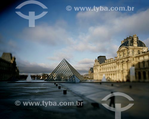  Subject: Louvre Pyramid (1989) in the main courtyard of the Palais du Louvre (Louvre Palace) at the entrance of the Musée du Louvre (the Louvre) / Place: Paris - France - Europe / Date: 12/2008 