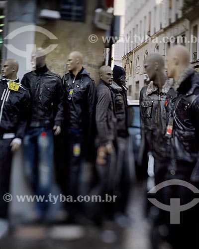  Subject: Mannequins in front of a clothing store in Paris / Place: Paris - France - Europe / Date: 12/2008 