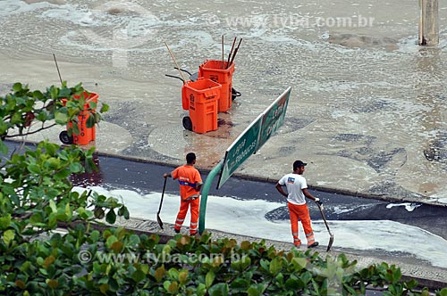  Subject: Street sweepers removing sand brought by the undertow on Copacabana Beach / Place: Copacabana neighborhood - Rio de Janeiro city - Rio de Janeiro state (RJ) - Brazil / Date: 05/2011 