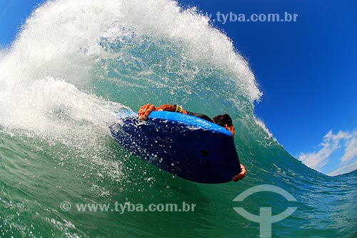  Subject: Surfer in Barra da Tijuca neighborhood / Place: Barra da Tijuca neighborhood - Rio de Janeiro state (RJ) - Brazil / Date: 05/2008 