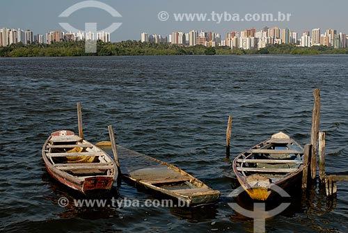  Subject: Canoe on Jansen Lagoon with Sao Luis city in the background / Place: Sao Luis city - Maranhao state (MA) - Brazil / Date: 09/2010 
