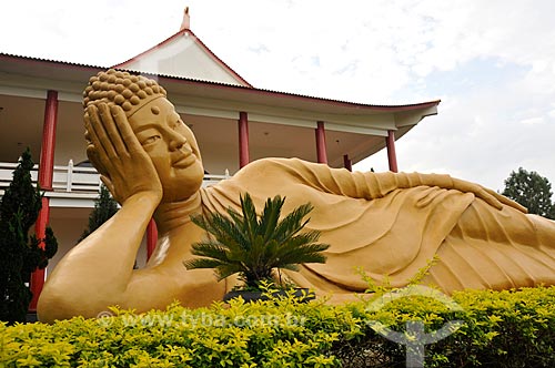  Subject: Buddha Shakyamuni statue with Buddhist Temple in the background / Place: Foz do Iguacu city - Parana state (PR) - Brazil / Date: 07/2012 