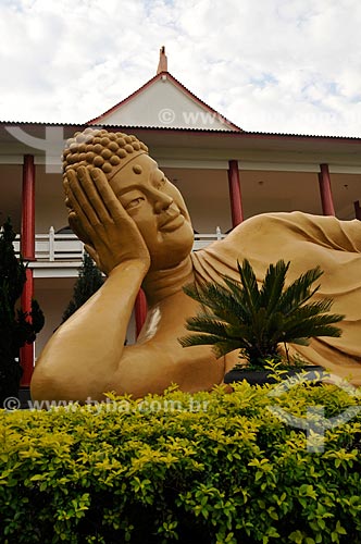  Subject: Buddha Shakyamuni statue with Buddhist Temple in the background / Place: Foz do Iguacu city - Parana state (PR) - Brazil / Date: 07/2012 