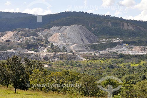  Subject: Quarry City Hall - extraction of quartzite, whose main component is quartz / Place: Pirenopolis city - Goias state (GO) - Brazil / Date: 05/2012 